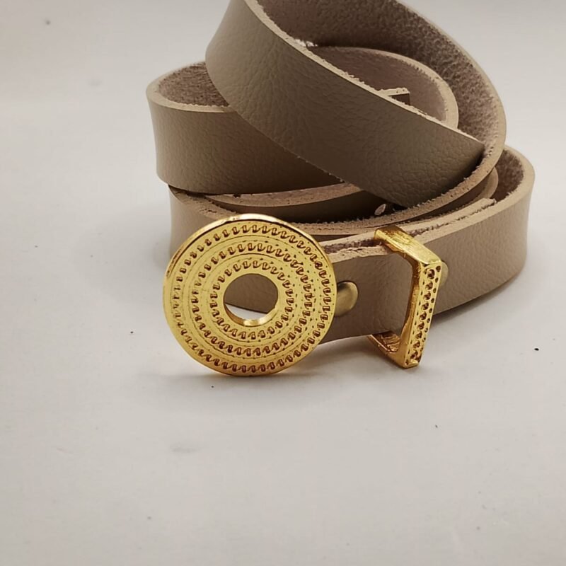Cinto Feminino com Fivela Redonda Dourada Estilizada